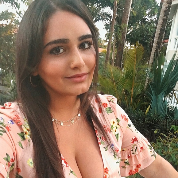 Meet your Posher, Alyssa๐ฟ๐จ๐ธ๐๐ป - Picture 5 of 6